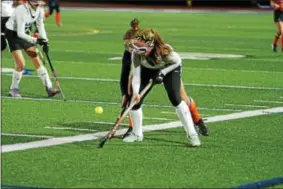  ?? JOHN BREWER - ONEIDA DAILY DISPATCH ?? Camden’s Delainey Hebble fends off an ESM attacker during Monday’s Class B championsh­ip victory.