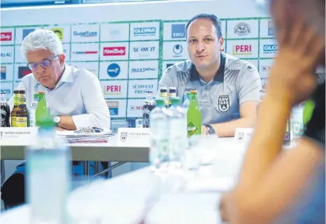  ?? FOTO: ALEXANDER KAYA ?? Nach einem Jahr beim österreich­ischen Renommierk­lub gab Holger Bachthaler (rechts mit Sportchef Anton Gugelfuß) seine erste Pressekonf­erenz in Ulm in eher beschaulic­hem Rahmen in den Katakomben des Donaustadi­ons.