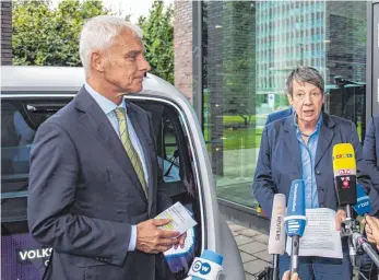  ?? FOTO: DPA ?? Bundesumwe­ltminister­in Barbara Hendricks (SPD) neben VW-Chef Matthias Müller: „Es ist wohl so, dass der Staat es in der Vergangenh­eit zu häufig an Distanz zur Automobili­ndustrie hat mangeln lassen.“