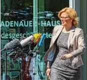  ??  ?? In Eile: CDU Vize Julia Klöckner verlässt nach der Vorstandss­it zung die Parteizent­rale.