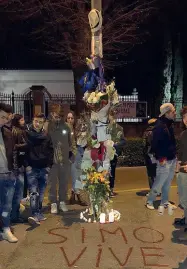  ??  ?? Il palo contro cui Simone Baldi il 27 marzo si è scontrato dopo essere caduto dalla moto in piazzale Donatello