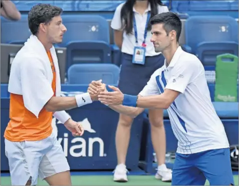  ??  ?? Novak Djokovic saluda a Pablo Carreño después de ser descalific­ado en los octavos de final del US Open.