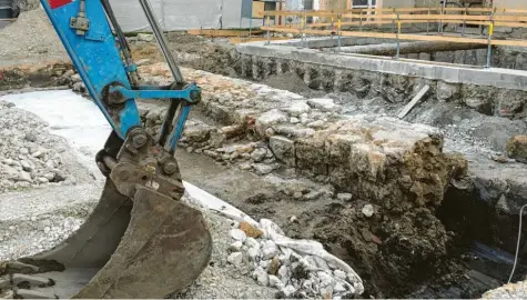  ?? Fotos: Peter Urban ?? Im Zuge des An- und Umbaus des Kinderheim­es in Oettingen ist ein Stück der historisch­en Stadtmauer entfernt worden.