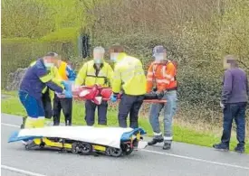  ??  ?? Traslado del herido por accidente de tráfico en Asiáin.