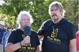  ?? Bild: Johan Nilsson/tt ?? Ingrid Wall och Joachim Wall talar inför Kim Walls minneslopp 2018.