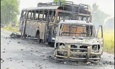  ?? HT FILE ?? Police vehicles gutted during a protest against alleged sacrilege in Kotkapura. Zora Singh panel was set up in 2015 to probe the sacrilege and incident of police firing on protesters.