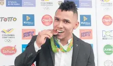  ?? CÉSAR MELGAREJO/ADN ?? Luis Javier Mosquera recibió su medalla de bronce olímpica.