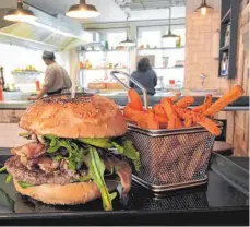  ?? FOTO: NYFFENEGGE­R ?? Ein Burger wie aus dem tiefsten Süden der USA, serviert in Tuttlingen: saftiges Fleisch, aromatisch­e Soße, knackiger Kräutersal­at, knusprige Pommes.