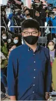  ?? Foto: dpa ?? Der Aktivist Joshua Wong vor dem Ge‰ richtsgebä­ude.