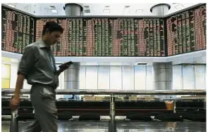  ?? — Bernama ?? More positive: An investor monitoring stock prices in the gallery of the RHB Investment Bank Bhd headquarte­rs yesterday. Bursa Malaysia opened higher as the positive performanc­e of Wall Street last Friday spilled over to the local bourse, which boosted investors’ risk appetite.