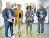  ??  ?? Les deux artistes et les élus lors du vernissage.