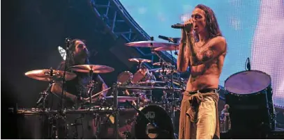  ?? FOROVATION PRODUCTION­S —PHOTOS BYMAGIC LIWANAG ?? Brandon Boyd (right) blitzed through the 23-song set.