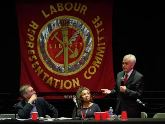  ?? (Getty) ?? Jackie Walker (centre) with John McDonnell at Momentum’s fringe event during the Labour Party conference