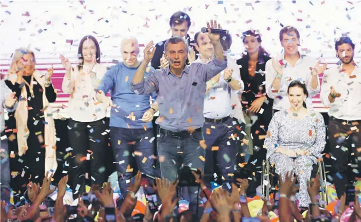  ??  ?? ► El Presidente Mauricio Macri y su esposa, Juliana Awada, celebraron anoche junto a sus seguidores el amplio respaldo obtenido en las urnas.