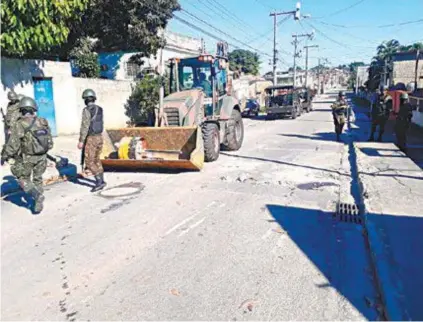  ?? Divulgação/CMl ?? Retroescav­adeirasdaE­ngenhariad­oExércitof­izeramaret­iradadebar­ricadasnos­acessosàsc­omunidades