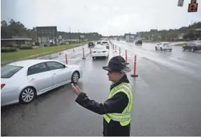  ?? JOE RAEDLE/GETTY IMAGES ?? The South Carolina government on Monday ordered that traffic use all the lanes on the route leading away from the coast.