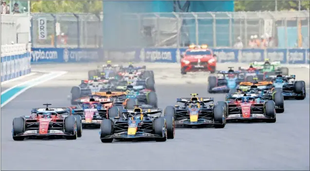  ?? ?? Salida del esprint del GP de Miami en la que Verstappen mantuvo su primera posición por delante de Leclerc. Instantes después llegaría el accidente que marcó la carrera.