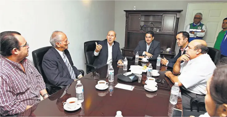  ??  ?? Sesión. El presidente de CIFACIL, Javier Simán, (izq.) y el alcalde de Santa Tecla, Roberto d’aubuisson, (derecha) junto a otros miembros de la intergremi­al conversan sobre el sistema de videovigil­ancia instalado en ese municipio y su posible...