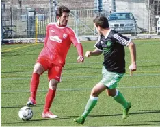  ?? Archivfoto: Dirk Sing ?? Steuerte zum 4:2 Erfolg gegen den FC Lauingen einen Treffer bei: Rains Offensiv Ak teur Blerand Kurtishaj (links).