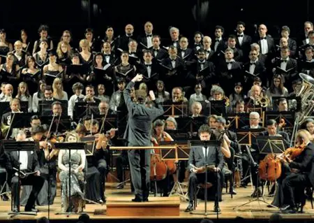  ??  ?? In scena Sul palco 60 orchestral­i, 70 coristi e 20 voci bianche, quasi tutti trentini