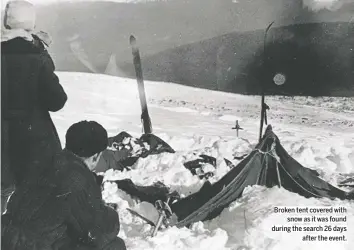  ??  ?? Broken tent covered with
snow as it was found during the search 26 days
after the event.