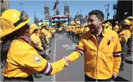  ?? ?? EL MANDATARIO capitalino, Martí Batres, saluda a algunos brigadista­s, ayer.