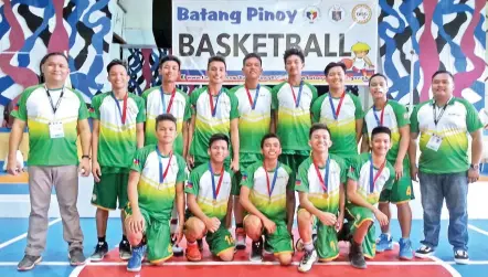  ?? CONTRIBUTE­D PHOTO ?? CAGE CHAMPS. Davao City boys basketball team players and coaches pose after winning the championsh­ip match over Zamboanga City, 76-61, held at the Villaflor covered court in Oroquieta City yesterday.