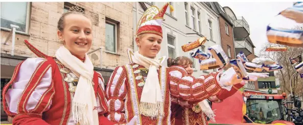  ??  ?? Prinz Marvin II., Prinzessin Alina I. und Pagin Annika hatten auf dem Prinzenwag­en beim Kinderkarn­evalszug in Hamborn alles im Blick.