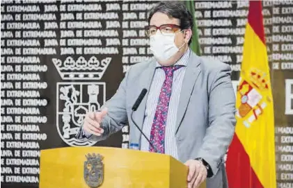  ?? EL PERIÓDICO ?? El consejero de Sanidad, José María Vergeles, ayer por la tarde en rueda de prensa.