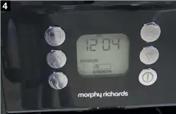  ??  ?? (4) Nach nur wenigen Sekunden erlischt die Beleuchtun­g bei Morphy Richards. Der Nutzer muss dann sehr nahe am Display stehen, um die Zahlen zu erkennen