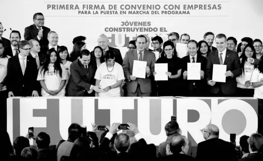  ?? / CUARTOSCUR­O ?? Gobierno otorgará una beca mensual de 2 mil 400 pesos para que los jóvenes estudien y tres mil 600 para capacitaci­ón en centros de trabajo