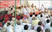  ?? HT PHOTO ?? Farmers at a sitin at Sikar mandi on Tuesday.