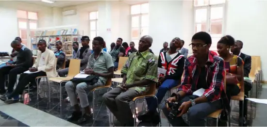  ??  ?? Jovens escritores do Huambo, com o mais velho Pichel de Lukoko