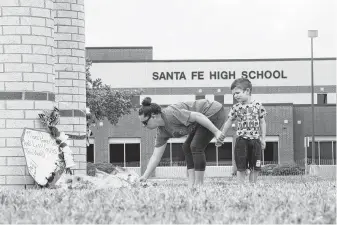  ?? Marie D. De Jesús / Houston Chronicle ?? The May 18 shooting at Santa Fe High School that killed 10 people brought out many well-wishers in the weeks that followed. Parents now say a threat days before the shooting was largely dismissed.