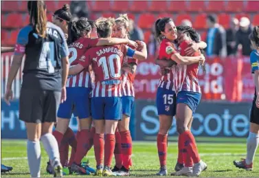  ??  ?? SIGUE INTRATABLE. Las jugadoras del Atlético celebran uno de los goles ante el Sevilla.