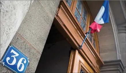  ??  ?? Emily S. affirme avoir été violée par des policiers dans les bureaux du cinquième étage du 36, quai des Orfèvres.