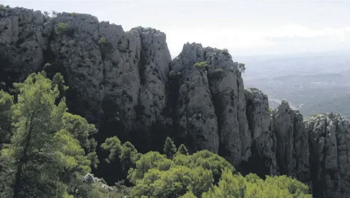  ?? Fotos: Ingrid Lechner ?? Es lohnt sich ein Abstecher zu den „Dolomitenf­elsen“mit herrlichem Talblick.