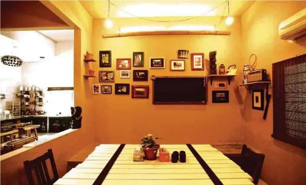  ??  ?? RUANG makan tampil unik dengan meja makan kayu palet buat sendiri dan hiasan dinding koleksi vintaj.