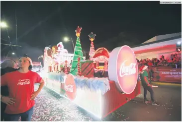  ?? EL INFORMADOR • F. ATILANO ?? FESTEJO. El pasado martes 4 de diciembre por la noche, se constató el espíritu navideño con la llegada de La Caravana Coca-cola.