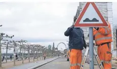  ?? FOTO: STADT DÜSSELDORF ?? Schilder weisen auf die nun etwas höheren Warnschwel­len am Mannesmann­ufer hin.