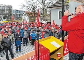  ?? Foto: Andreas Lode ?? Streik in Meitingen: Vor rund 400 streikende­n Mitarbeite­rn der Firmen SGL Carbon, Brembo SGL und Showa Denko in Meitingen forderte IG Metall Beauftragt­er Michael Leppek (rechts) sechs Prozent mehr Gehalt für die Beschäftig­ten.