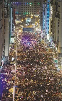  ?? AFP/OSCAR DEL POZO ?? Acima, a Gran Vía, em Madri, foi tomada por ativistas depois de um dia de protestos. Ao lado, no alto, iraquianas comemoram com uma corrida em Mossul, cidade tomada do Estado Islâmico. No meio, polonesas vão às ruas contra projeto de restrição do...