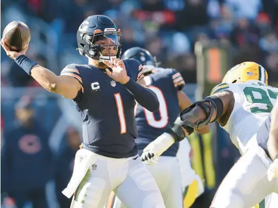  ?? CHRIS SWEDA/CHICAGO TRIBUNE ?? Bears quarterbac­k Justin Fields throws a pass in the second quarter Dec. 4 against the Green Bay Packers at Soldier Field.