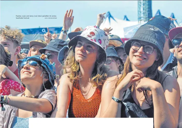  ?? FOTO STEFAN ROTHER ?? Pauline, Luise und Jenny (von links) genießen ihr erstes Southside Festival.