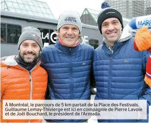  ??  ?? À Montréal, le parcours de 5 km partait de la Place des Festivals. Guillaume Lemay-Thivierge est ici en compagnie de Pierre Lavoie et de Joël Bouchard, le président de l’Armada.