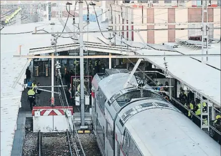  ?? FERNANDO VILLAR / EFE ?? Una vista del tren siniestrad­o en el final de vía de la estación de Alcalá de Henares