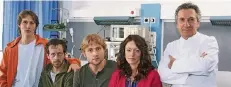  ??  ?? Der gebürtige Leverkusen­er David Rott (l.) drehte mit Fabian Busch, Max Riemelt, Lavinia Wilson und Rudolf Kowalski 2012 im Klinikum den TV-Film „Blutgeld“.