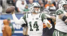  ?? NAM Y. HUH/AP ?? Losers of five straight, the Jets are hoping their rookie quarterbac­k, Sam Darnold, returns for today’s game after he missed the last two games with an injured foot.