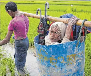  ?? FOTO: DPA ?? Auf der Flucht: Rohingya versuchen der Gewalt in Myanmar zu entkommen. Ihr Ziel ist Bangladesc­h.