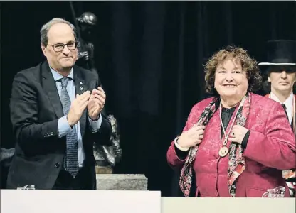  ?? GOVERN / ACN ?? Quim Torra amb la demògrafa Anna Cabré durant el lliurament de la Medalla d’Or de la Generalita­t